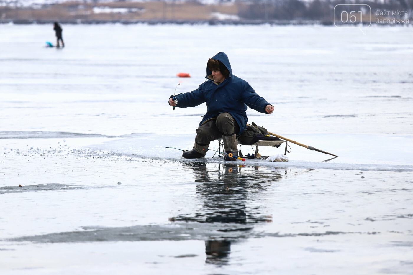 «Это азарт»: на льду Каховского водохранилища десятки рыбаков ждут клева, - ФОТОРЕПОРТАЖ , фото-28