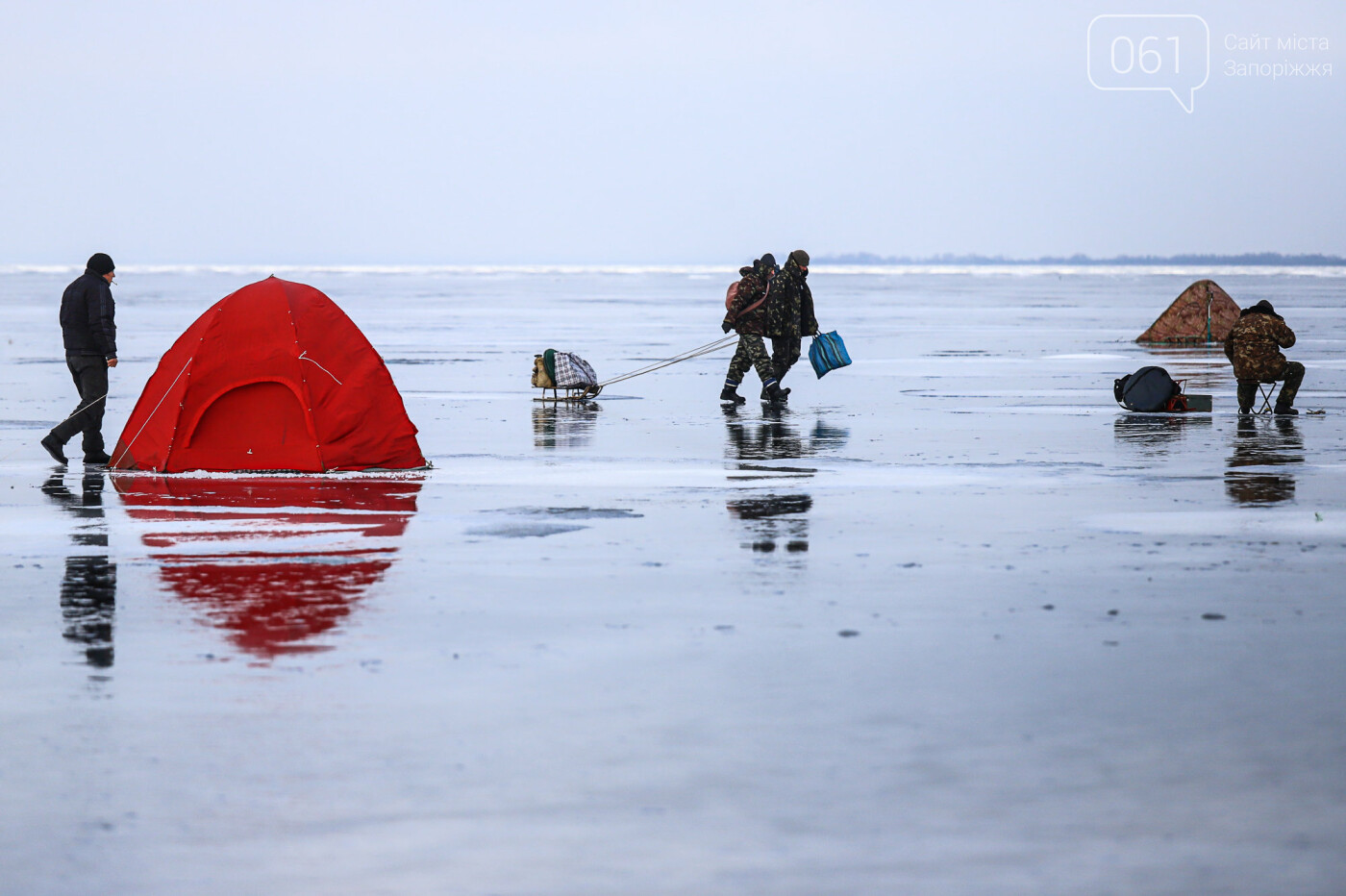 «Это азарт»: на льду Каховского водохранилища десятки рыбаков ждут клева, - ФОТОРЕПОРТАЖ , фото-57