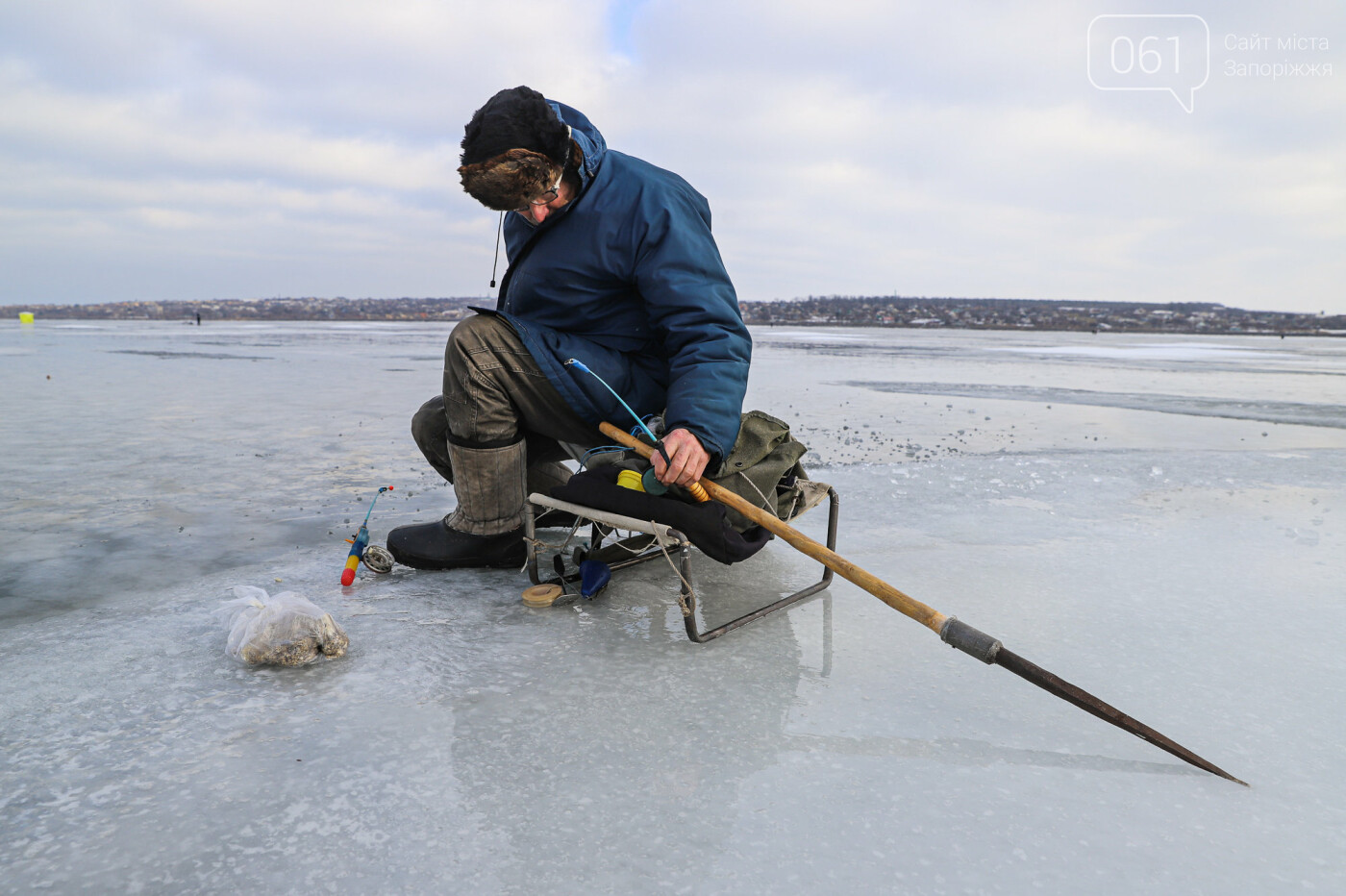 «Это азарт»: на льду Каховского водохранилища десятки рыбаков ждут клева, - ФОТОРЕПОРТАЖ , фото-30