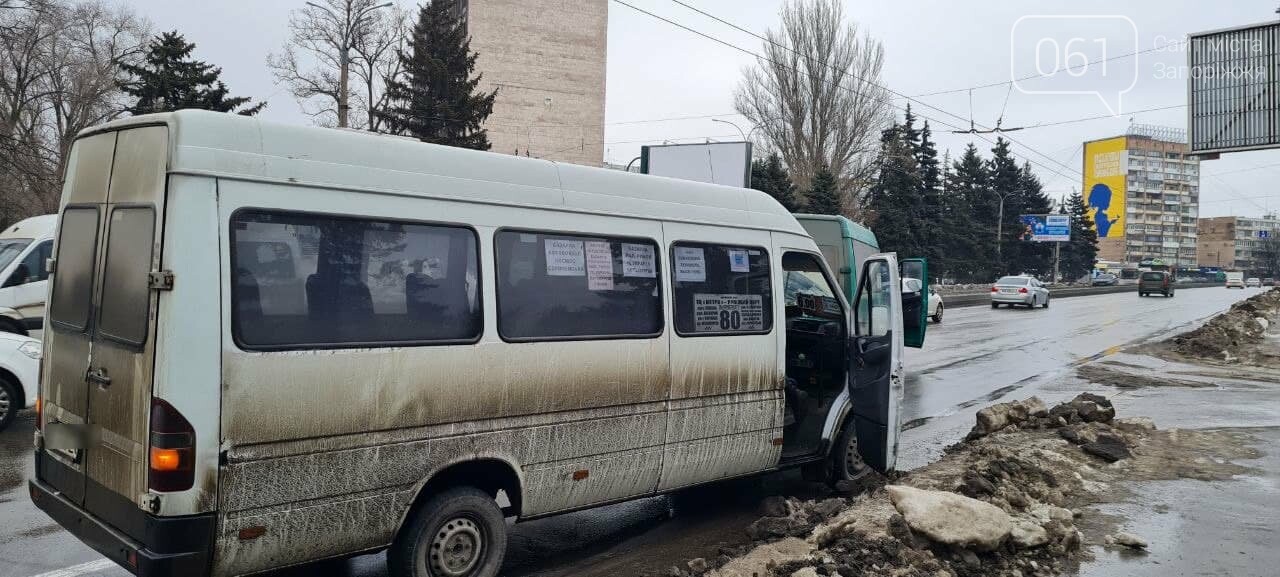 В Запорожье на площади Пушкина столкнулись две маршрутки с пассажирами, - ФОТО, фото-1