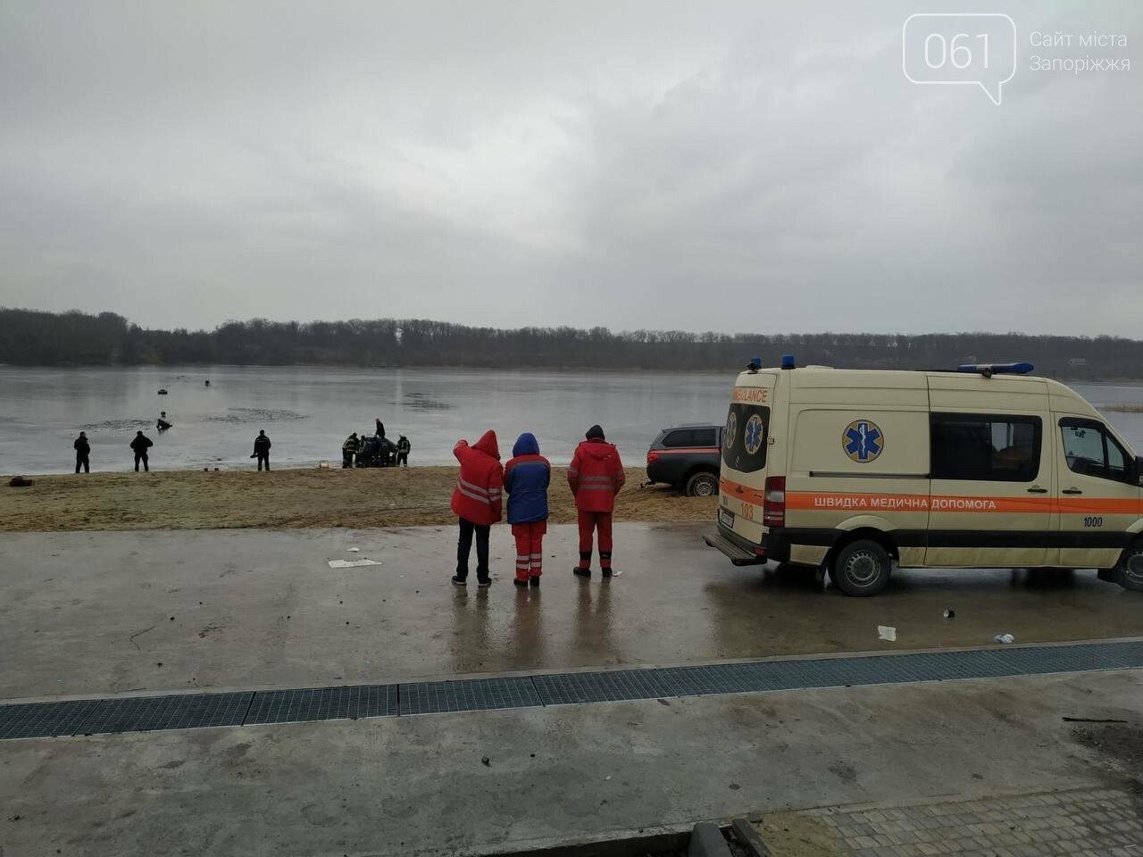 В Запорожье спасли рыбака, провалившегося под лед, фото-1