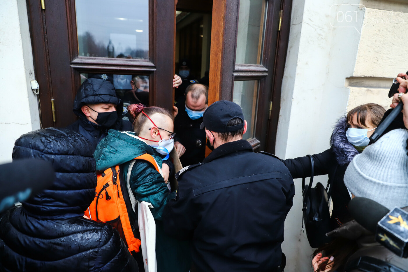 Запорожские журналисты пожаловались в полицию на очередной не допуск в мэрию, фото-15