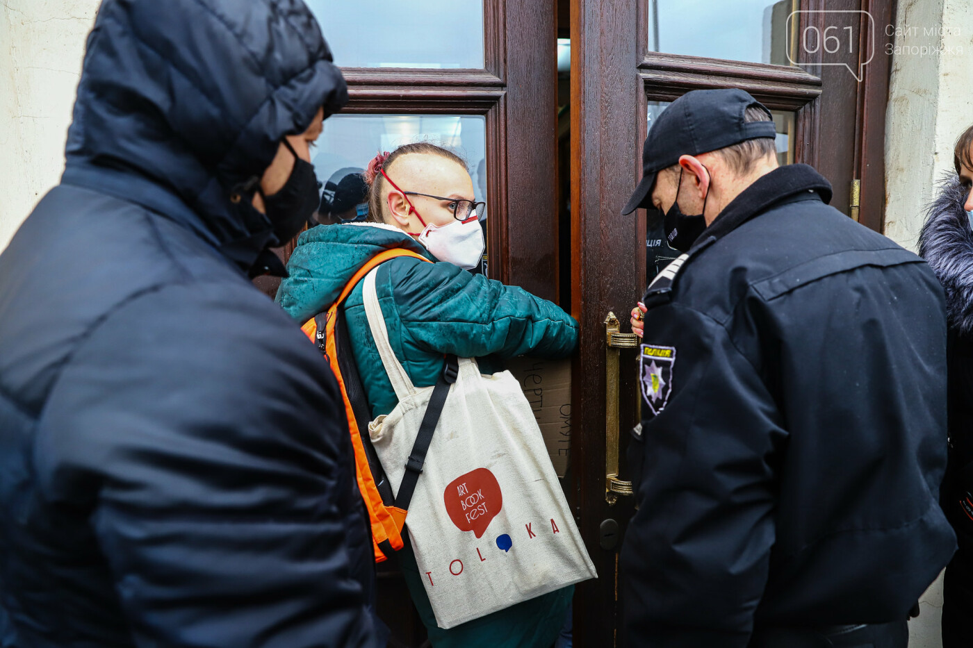 Запорожские журналисты пожаловались в полицию на очередной не допуск в мэрию, фото-16