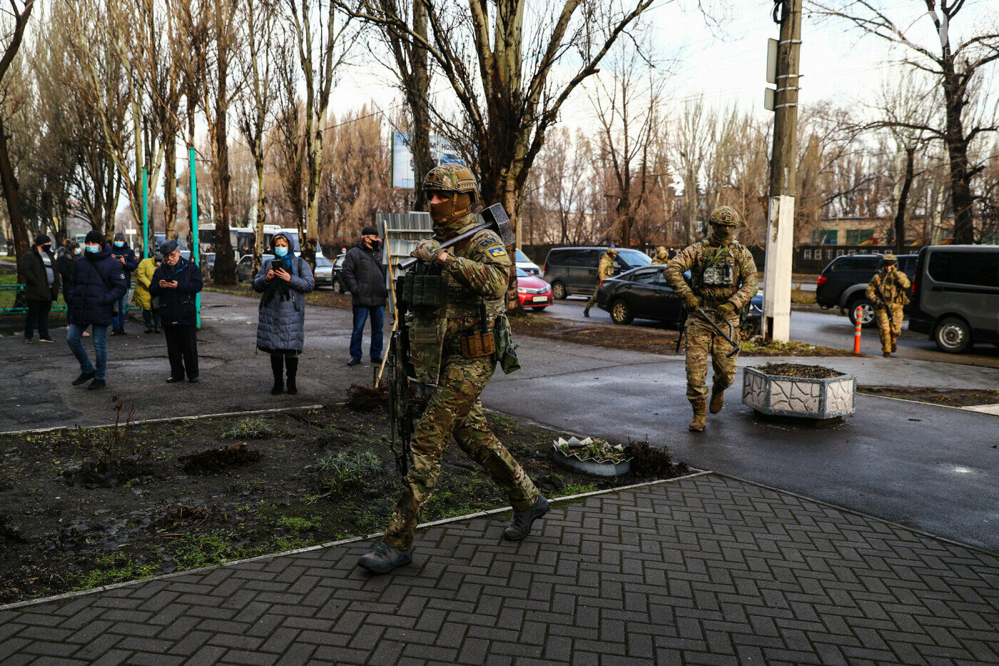 Рыбаки на замерзшем Днепре, "Захарий" в Запорожье, "каолиновая война" и скандал вокруг "Мотор Сичи": январь в фотографиях, фото-183