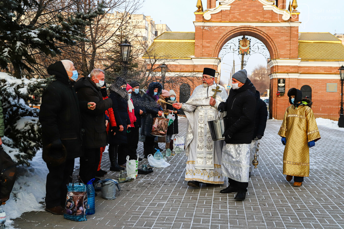 Рыбаки на замерзшем Днепре, "Захарий" в Запорожье, "каолиновая война" и скандал вокруг "Мотор Сичи": январь в фотографиях, фото-113