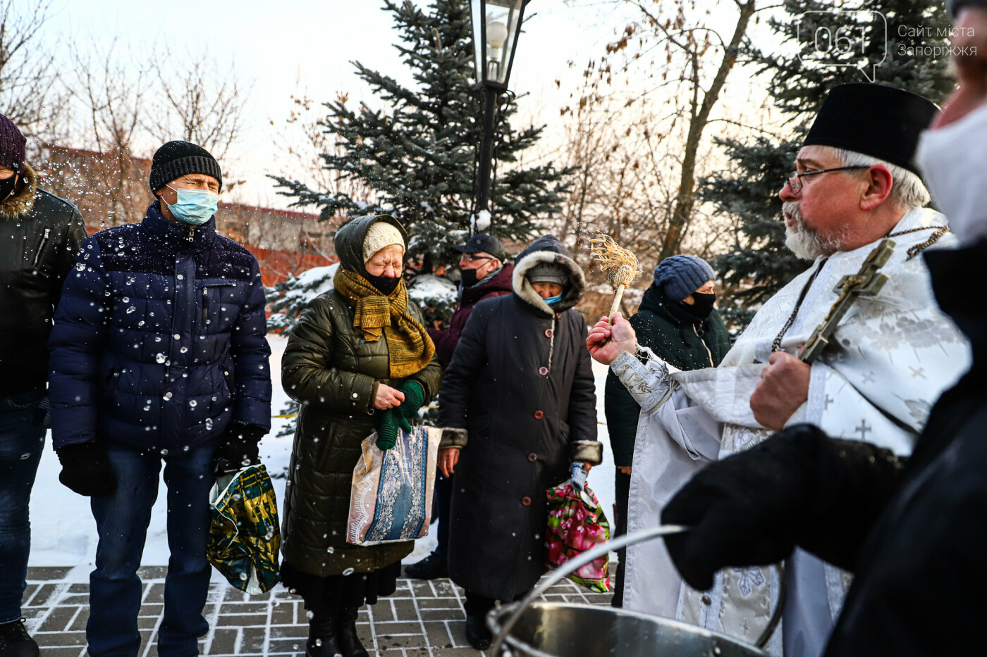 Рыбаки на замерзшем Днепре, "Захарий" в Запорожье, "каолиновая война" и скандал вокруг "Мотор Сичи": январь в фотографиях, фото-114