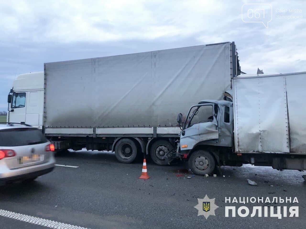 В полиции рассказали подробности столкновения фур на запорожской трассе: один из водителей лишился ноги, фото-1