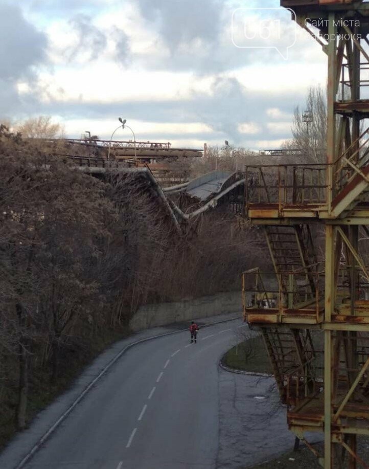 В Запорожье из-за ветра обвалился пешеходный мост, фото-1