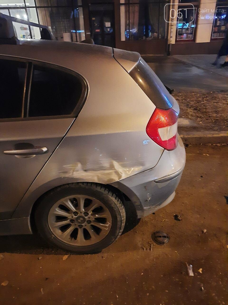 В центре Запорожья пьяная водительница Volkswagen протаранила припаркованные авто и снесла ситилайты , фото-6
