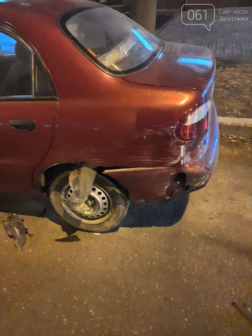 В центре Запорожья пьяная водительница Volkswagen протаранила припаркованные авто и снесла ситилайты , фото-5