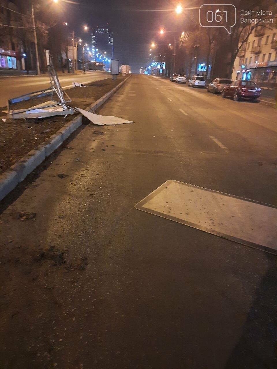 В центре Запорожья пьяная водительница Volkswagen протаранила припаркованные авто и снесла ситилайты , фото-4