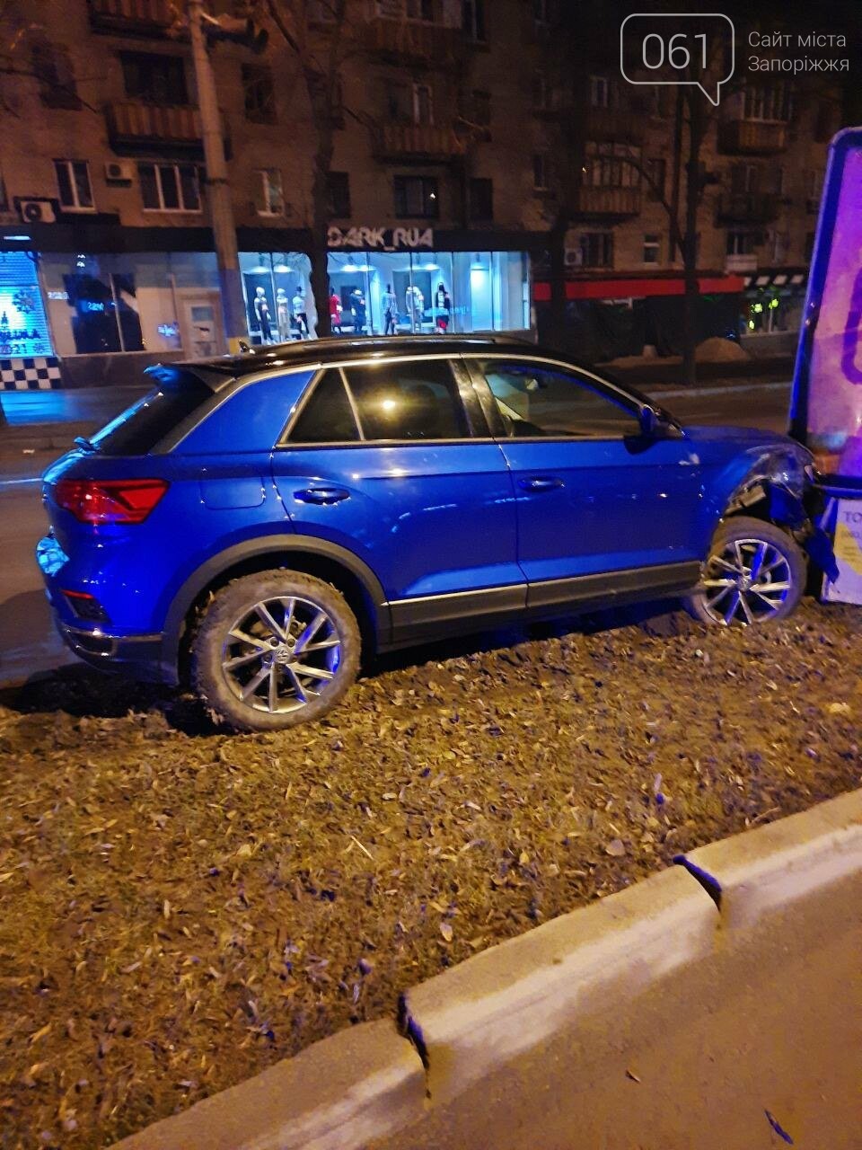 В центре Запорожья пьяная водительница Volkswagen протаранила припаркованные авто и снесла ситилайты , фото-2