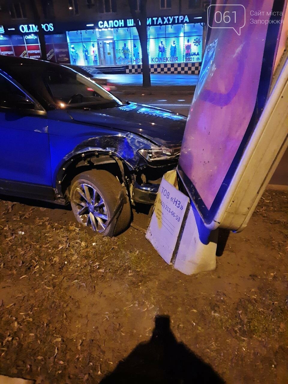 В центре Запорожья пьяная водительница Volkswagen протаранила припаркованные авто и снесла ситилайты , фото-1