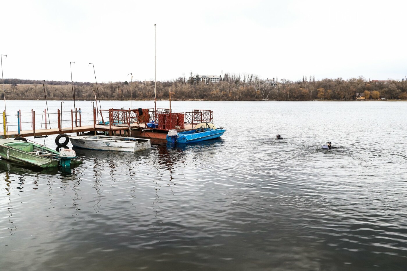 Лодки, рыбаки и толстолобик на гриле: фоторепортаж о тихой жизни запорожского причала , фото-15