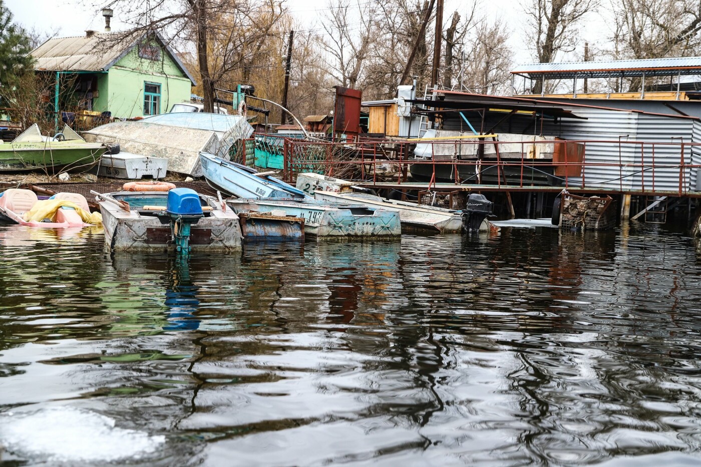 Лодки, рыбаки и толстолобик на гриле: фоторепортаж о тихой жизни запорожского причала , фото-31