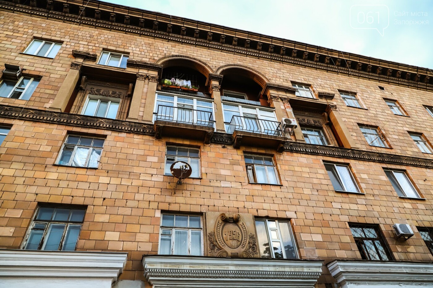 Дом ли. Дом союзов Барнаул отреставрировали фасад. В Инте отреставрировали фасад дома. Проспект мира 116 фото фасада дома. Какая фирма реставрировала фасад Асторию 2020.