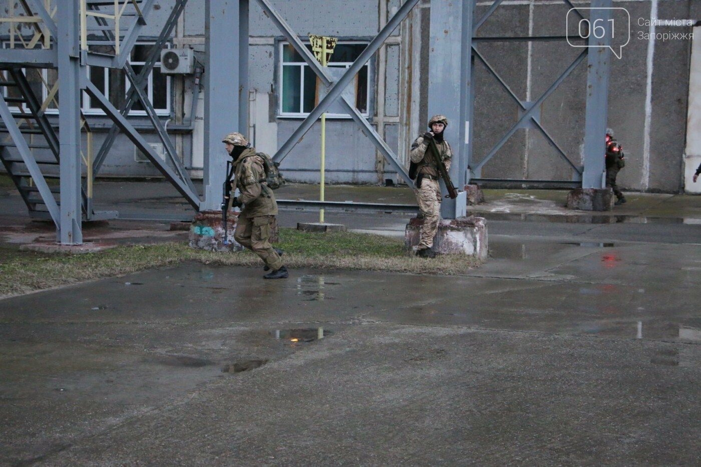 На территории ЗАЭС прошли учения нацгвардейцев с использованием лазерной системы имитации поражения, - ФОТО, фото-5