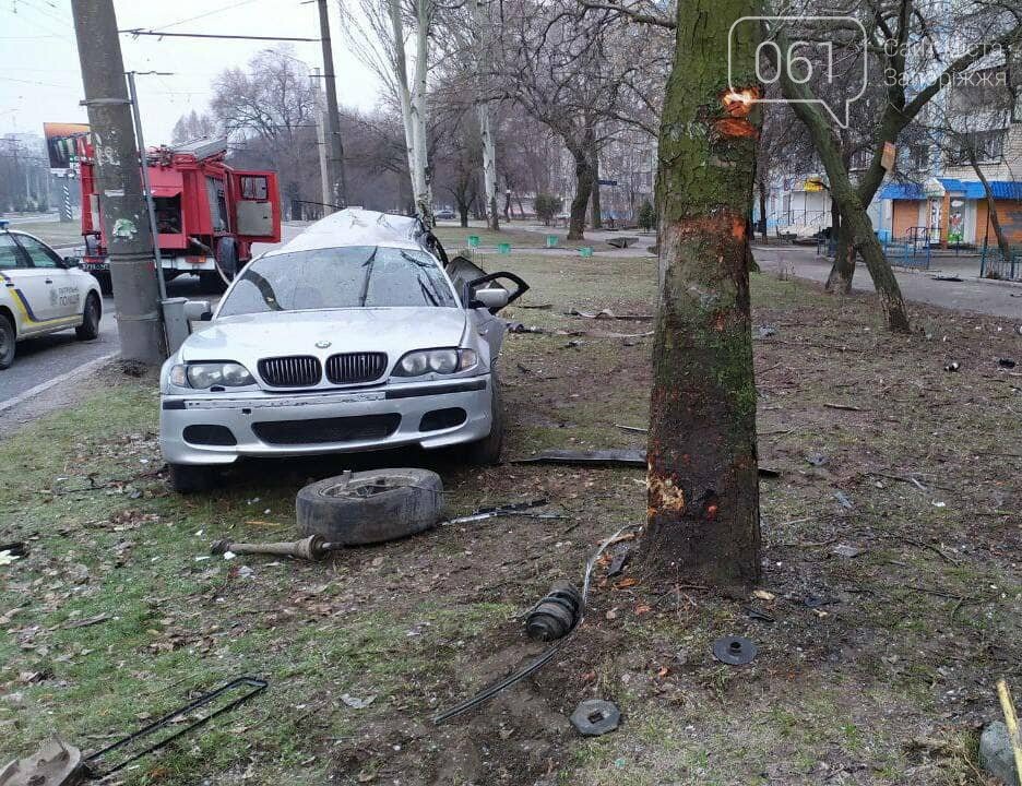 В Запорожье в результате аварии разорвало "BMW", один человек погиб, - ФОТО, фото-1