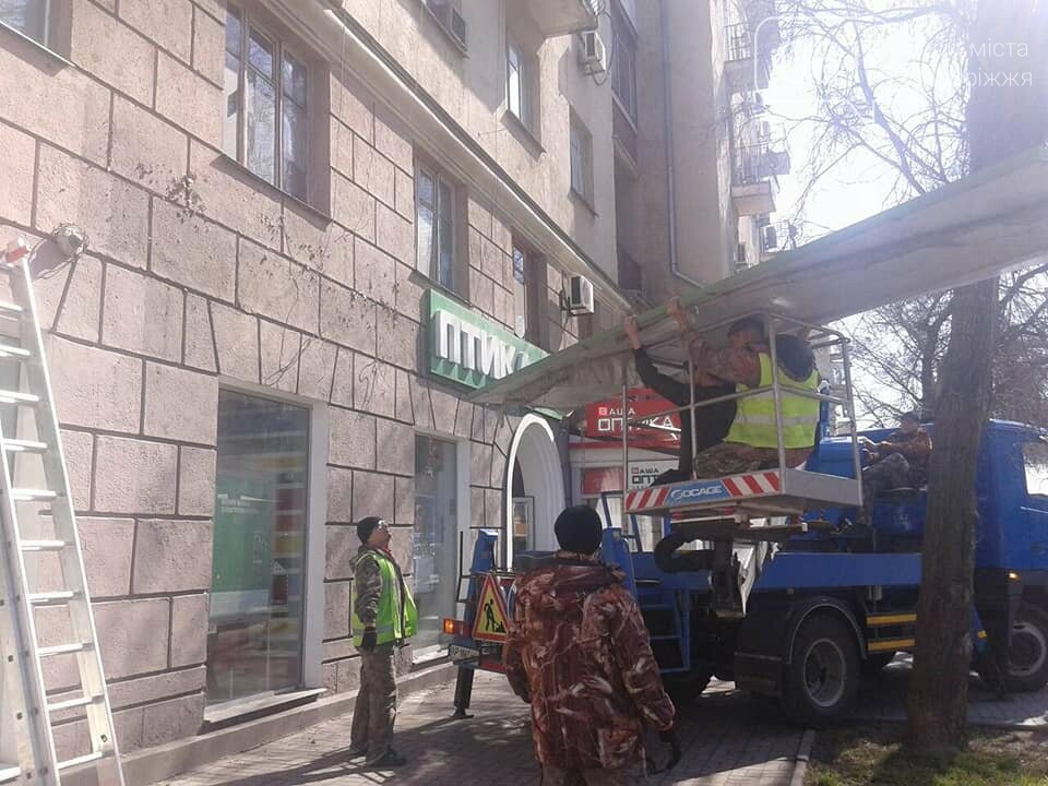 В Запорожье чиновники приступили к демонтажу вывесок на центральном проспекте, фото-10