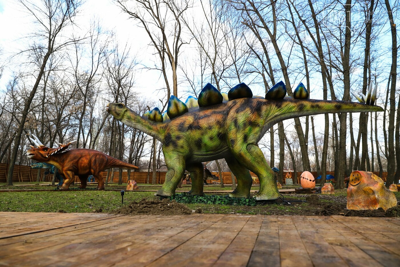 парк гагарина динозавры