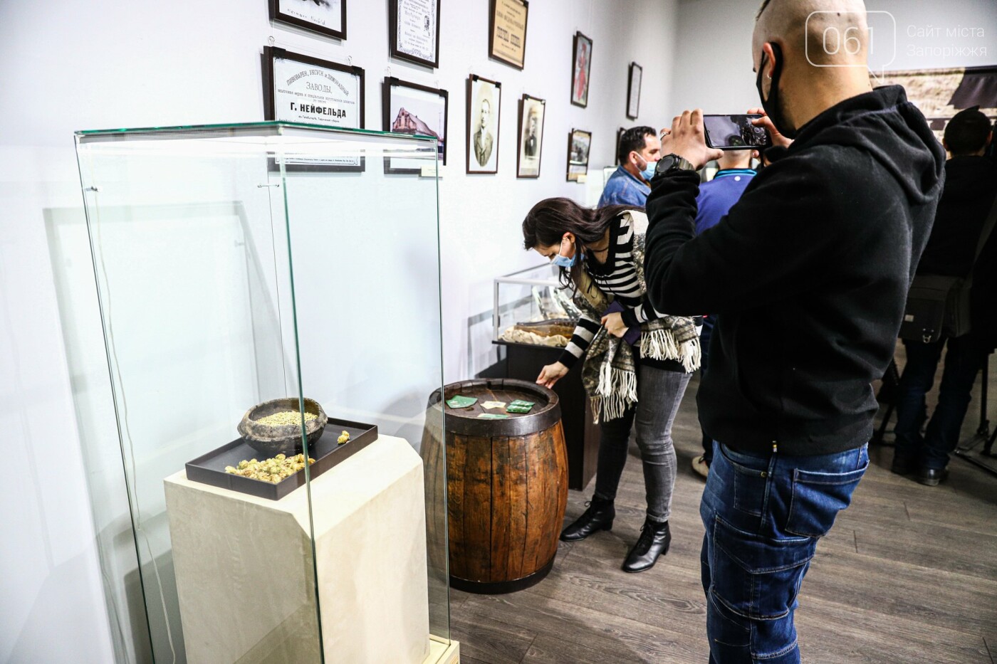 Уникальная пивная этикетка завода Янцена и портреты владельцев пивоварен - в Запорожском музее открылась новая выставка, - ФОТОРЕПОРТАЖ , фото-25