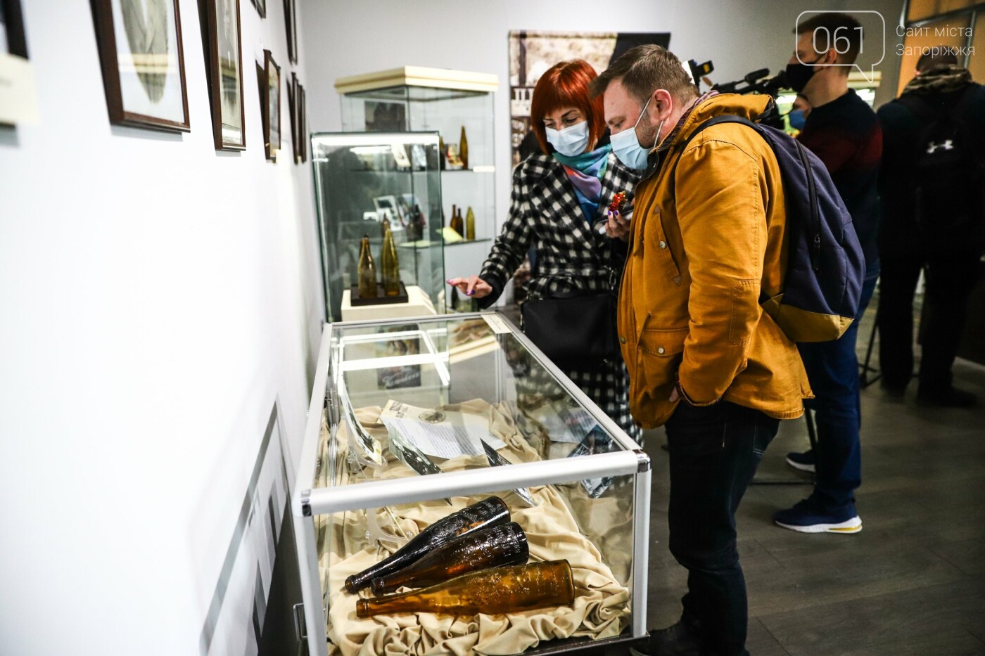 Уникальная пивная этикетка завода Янцена и портреты владельцев пивоварен - в Запорожском музее открылась новая выставка, - ФОТОРЕПОРТАЖ , фото-3