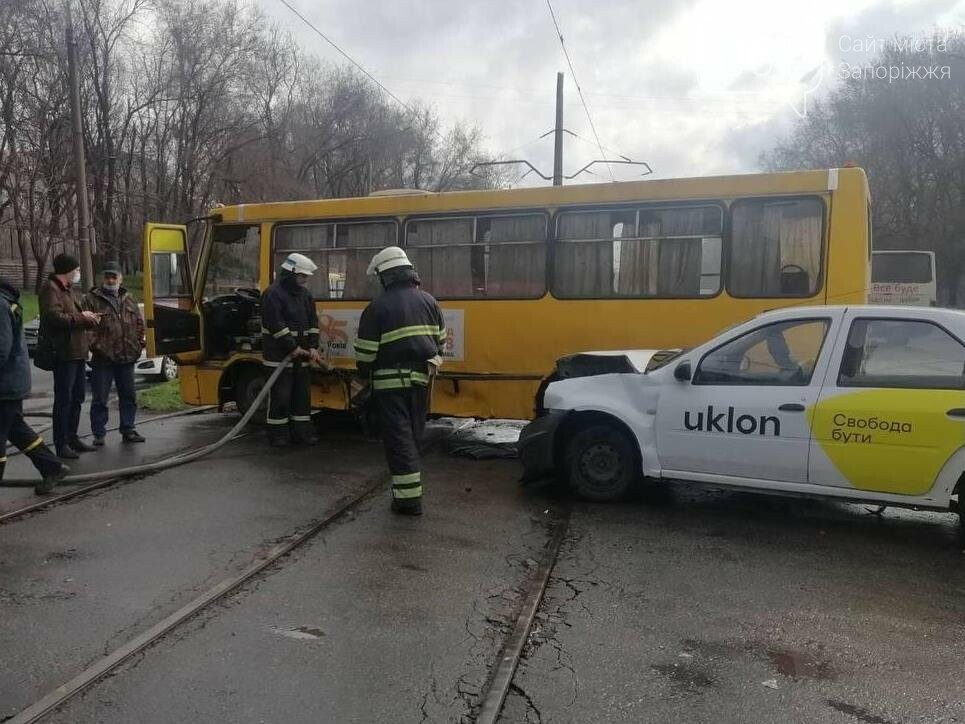 В Запорожье маршрутка врезалась в такси - пострадали четыре человека, - ФОТО , фото-1