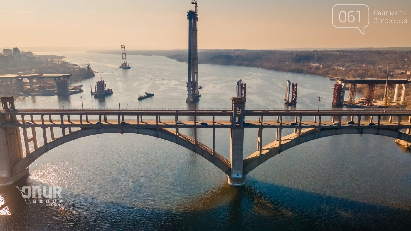 Плавкран "Захарий" завершает монтаж временных опор вантового моста, - ВИДЕО, фото-2
