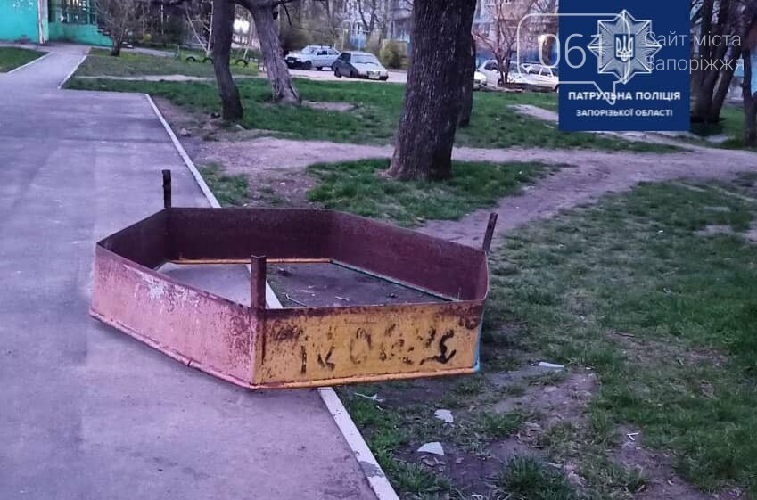 В Запорожье двое мужчин украли песочницу с детской площадки, фото-3