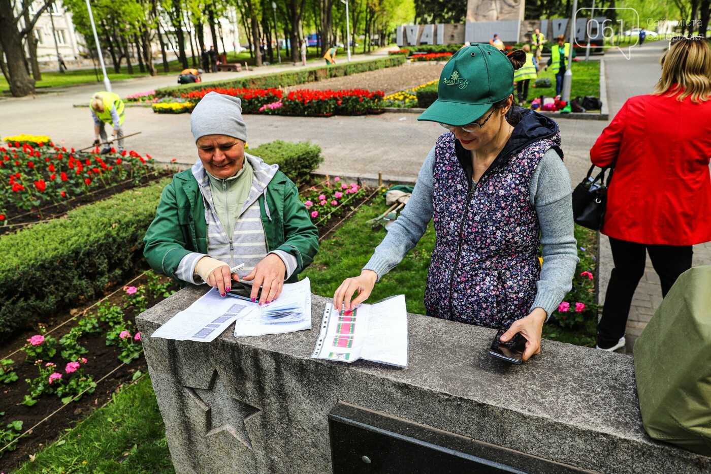 Пробное зажигание вечного огня и тысячи цветов: как в Запорожье создавали праздничную композицию на Аллее Славы, - ФОТОРЕПОРТАЖ, фото-6