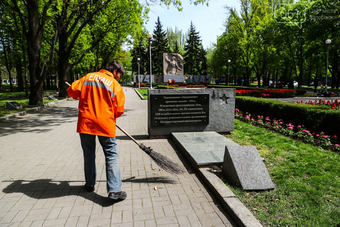 Пробное зажигание вечного огня и тысячи цветов: как в Запорожье создавали праздничную композицию на Аллее Славы, - ФОТОРЕПОРТАЖ, фото-30