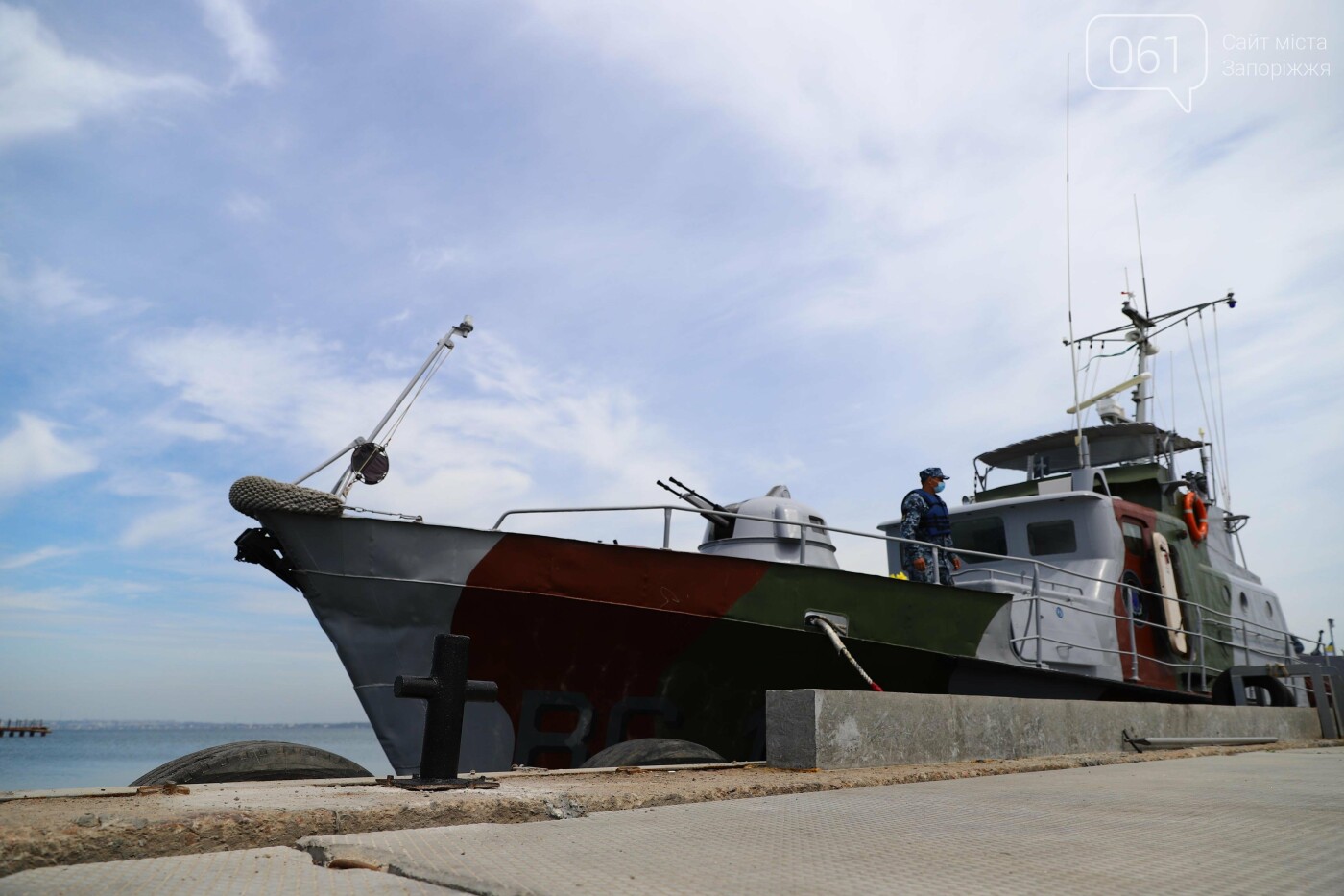 В Бердянском заливе на месте гибели морского десанта военные спустили на воду венок, - ФОТО, фото-10