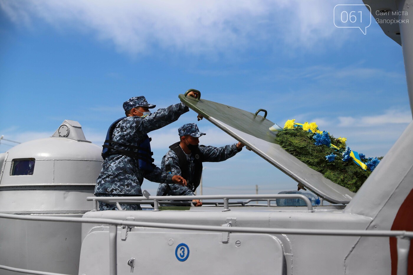 В Бердянском заливе на месте гибели морского десанта военные спустили на воду венок, - ФОТО, фото-11