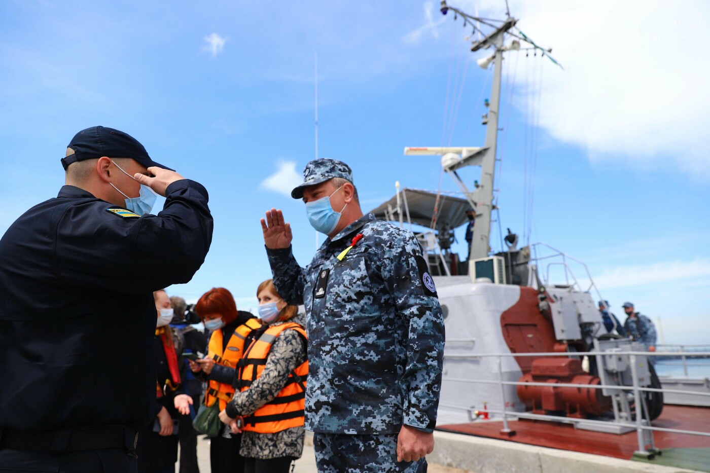 В Бердянском заливе на месте гибели морского десанта военные спустили на воду венок, - ФОТО, фото-14