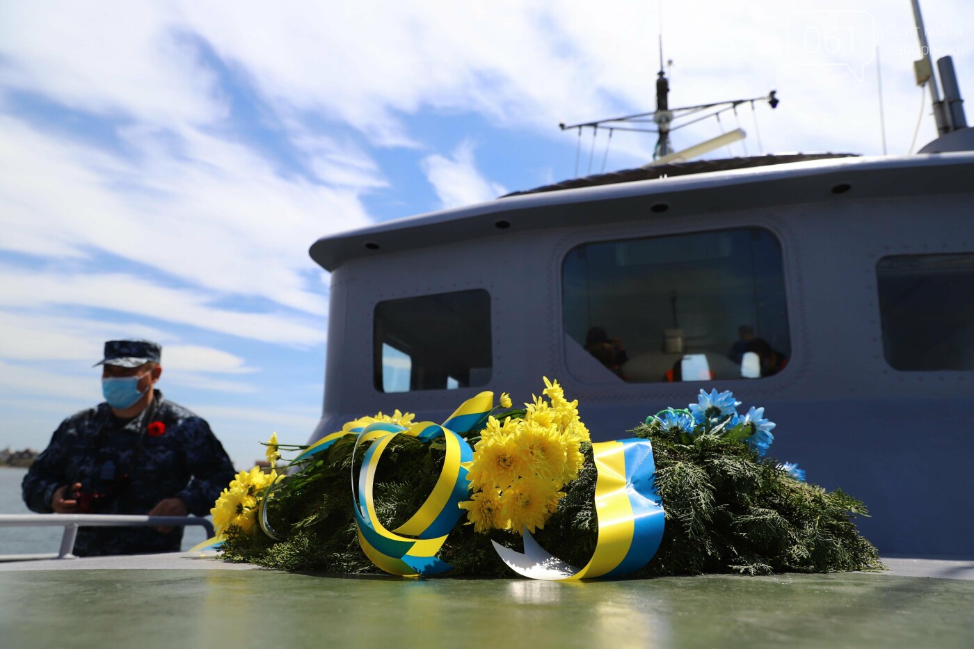 В Бердянском заливе на месте гибели морского десанта военные спустили на воду венок, - ФОТО, фото-1