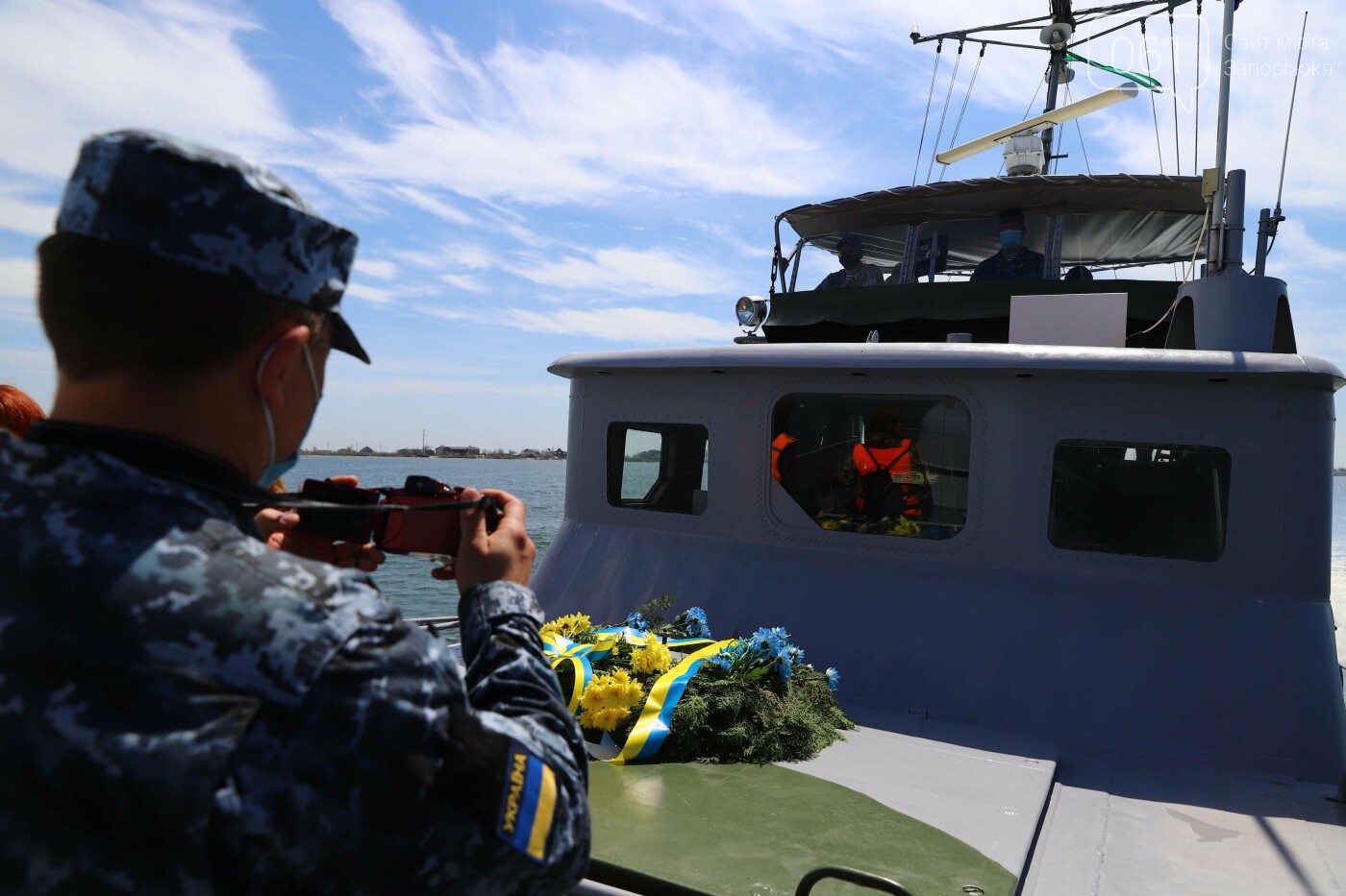 В Бердянском заливе на месте гибели морского десанта военные спустили на воду венок, - ФОТО, фото-2