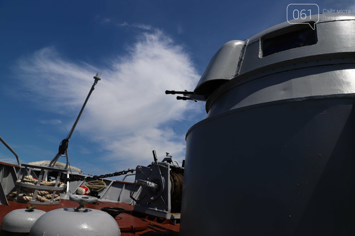 В Бердянском заливе на месте гибели морского десанта военные спустили на воду венок, - ФОТО, фото-7