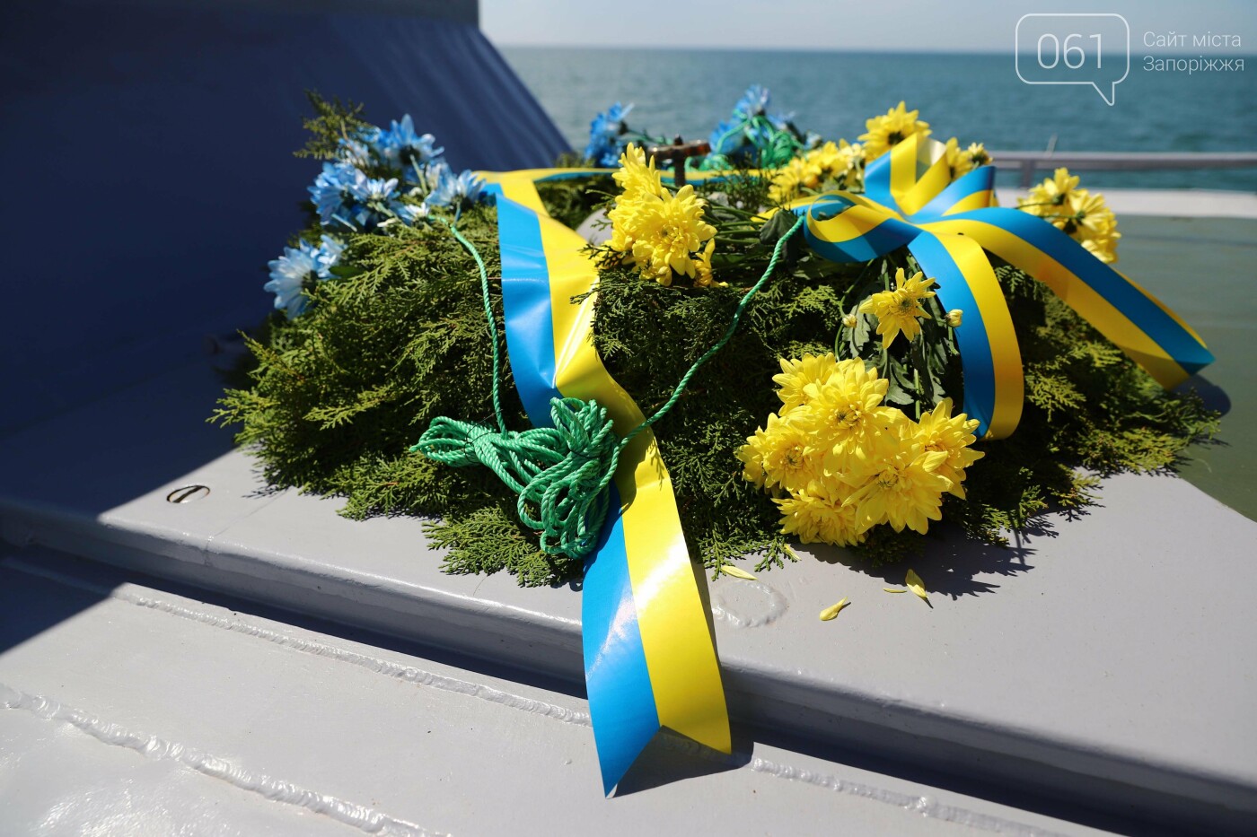 В Бердянском заливе на месте гибели морского десанта военные спустили на воду венок, - ФОТО, фото-3