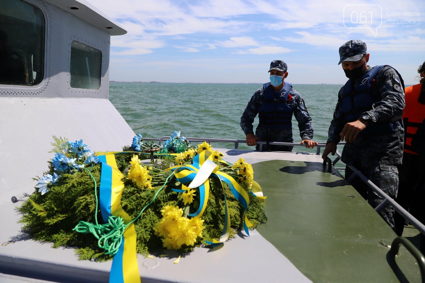 В Бердянском заливе на месте гибели морского десанта военные спустили на воду венок, - ФОТО, фото-4