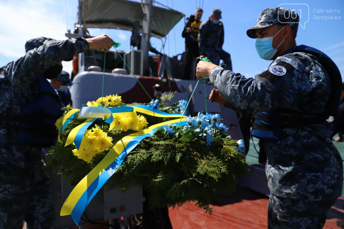 В Бердянском заливе на месте гибели морского десанта военные спустили на воду венок, - ФОТО, фото-6