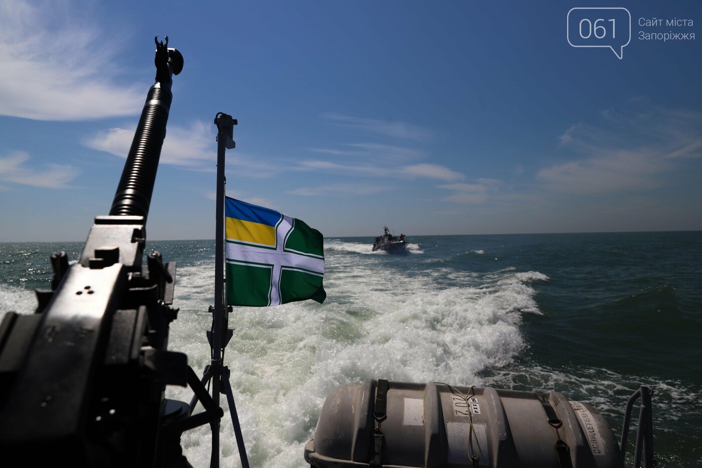 В Бердянском заливе на месте гибели морского десанта военные спустили на воду венок, - ФОТО, фото-28