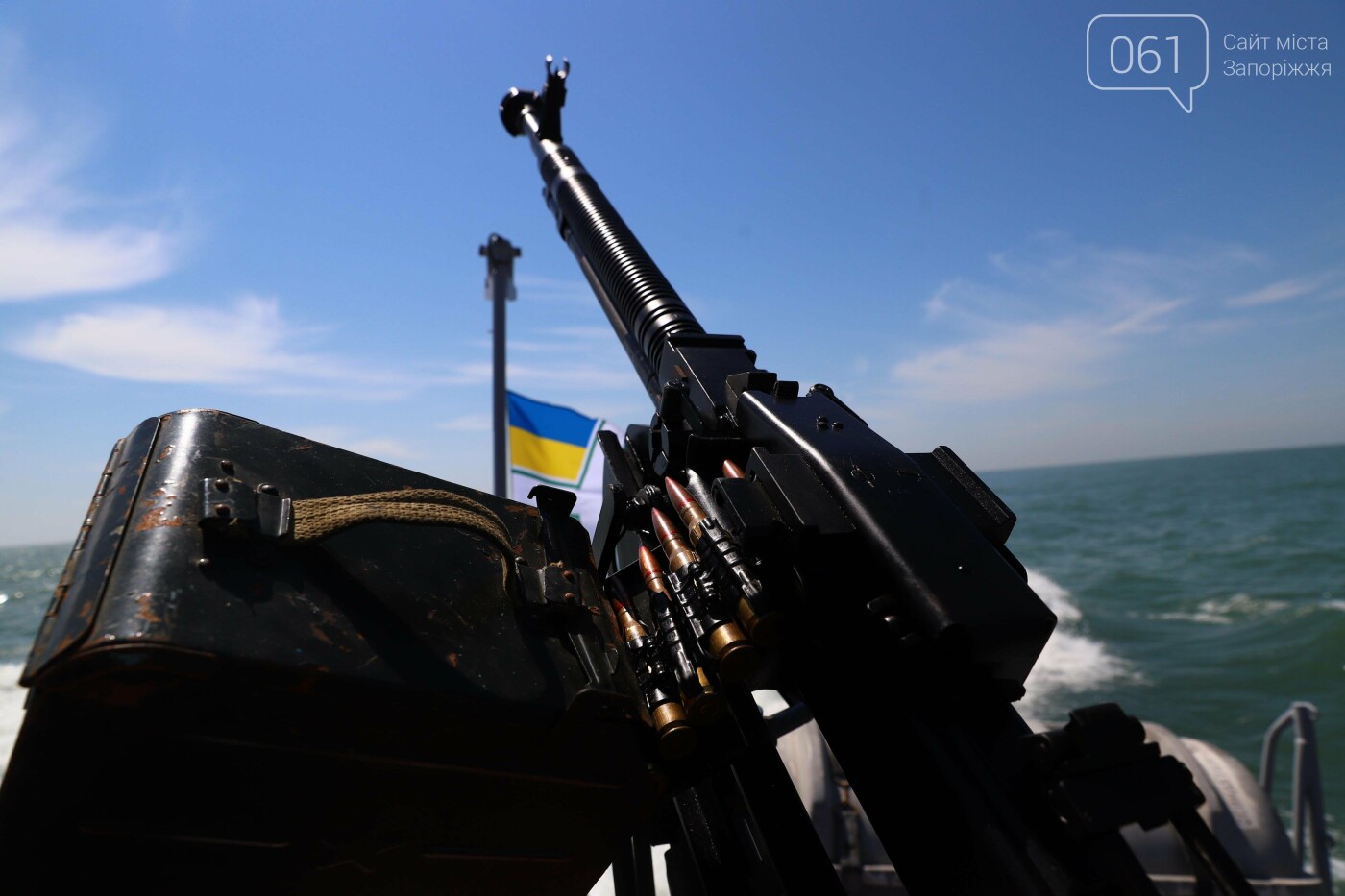 В Бердянском заливе на месте гибели морского десанта военные спустили на воду венок, - ФОТО, фото-29