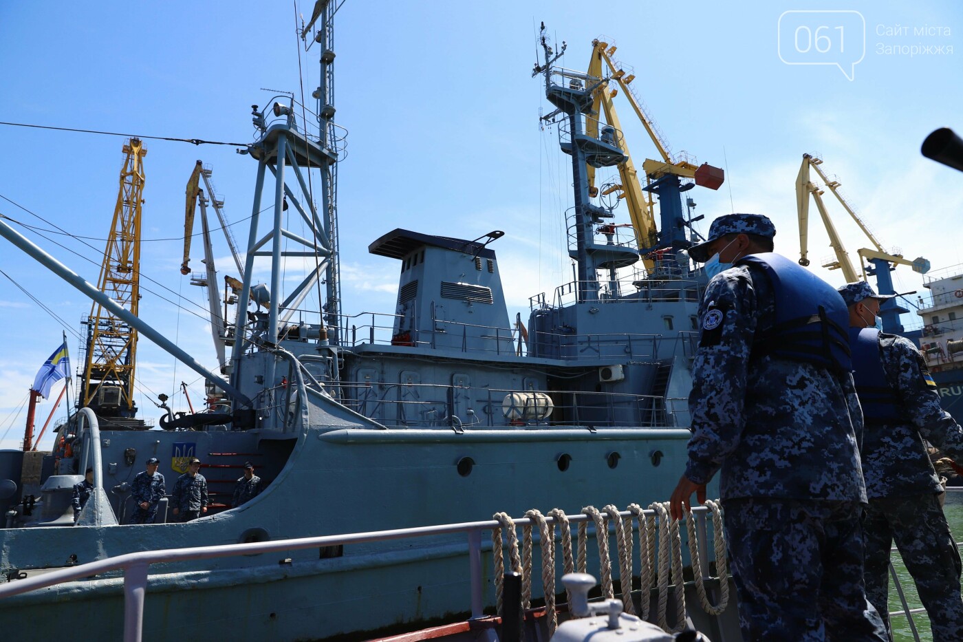 В Бердянском заливе на месте гибели морского десанта военные спустили на воду венок, - ФОТО, фото-31