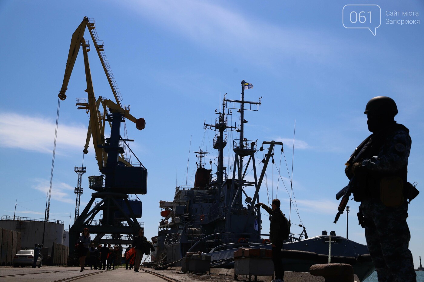 В Бердянском заливе на месте гибели морского десанта военные спустили на воду венок, - ФОТО, фото-19