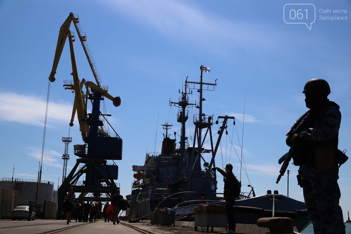 В Бердянском заливе на месте гибели морского десанта военные спустили на воду венок, - ФОТО, фото-18