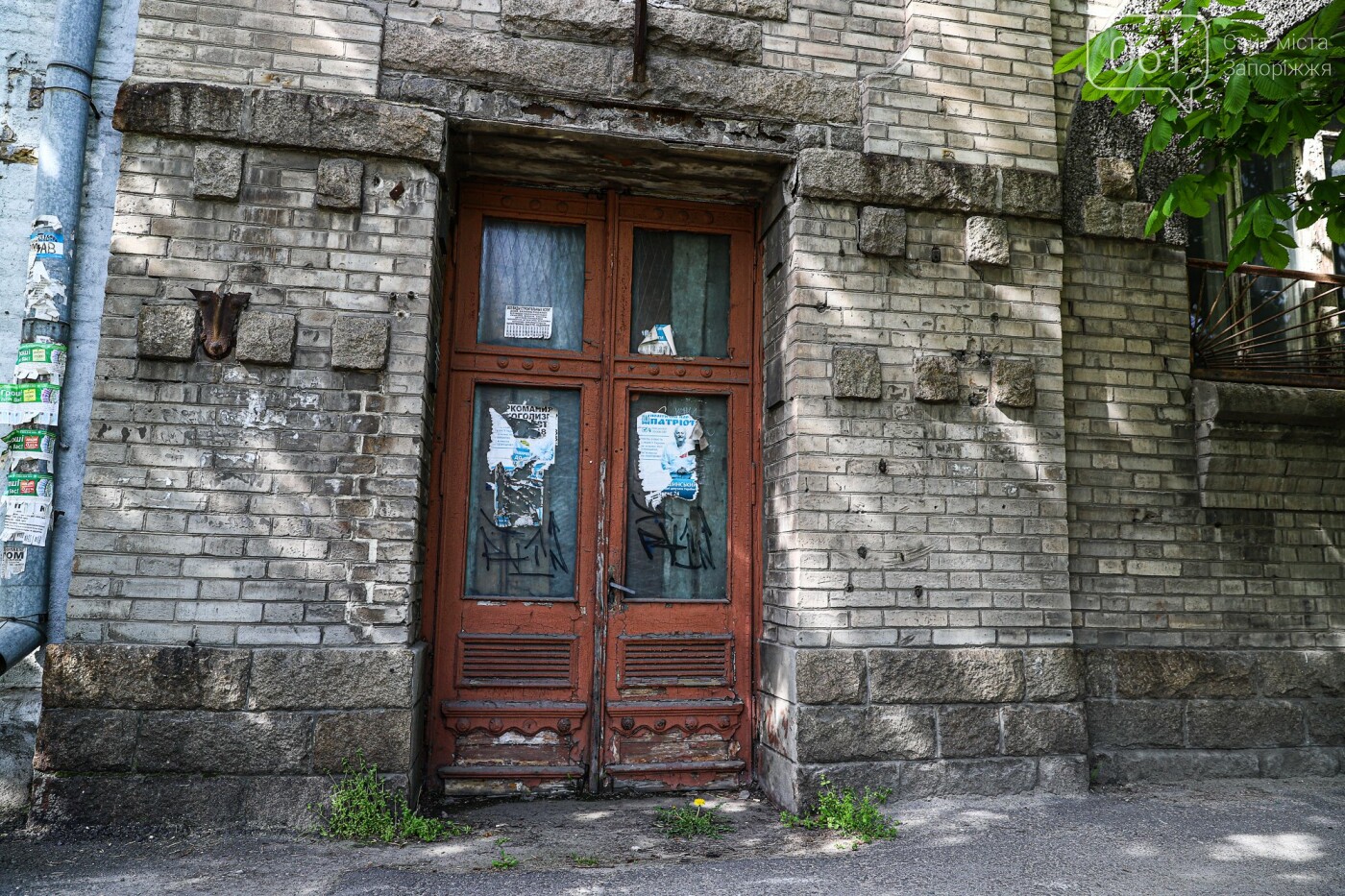 Ветхий фасад. Старое антуражное здание. Фото старых голубых памятников. Как выглядел родильный дом в городе Арциз 1971 году.