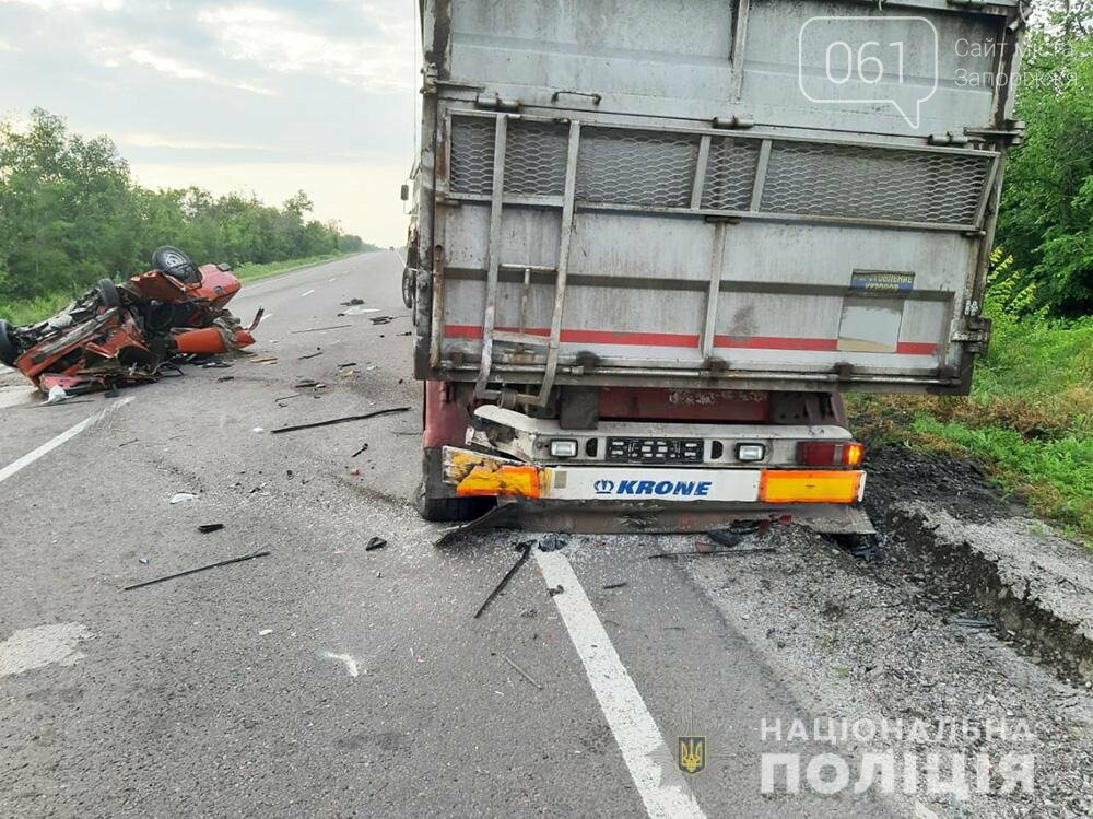 dtp1 60ceefa069d02 - В Запорожской области ВАЗ врезался в застрявший в грязи грузовик - один человек погиб