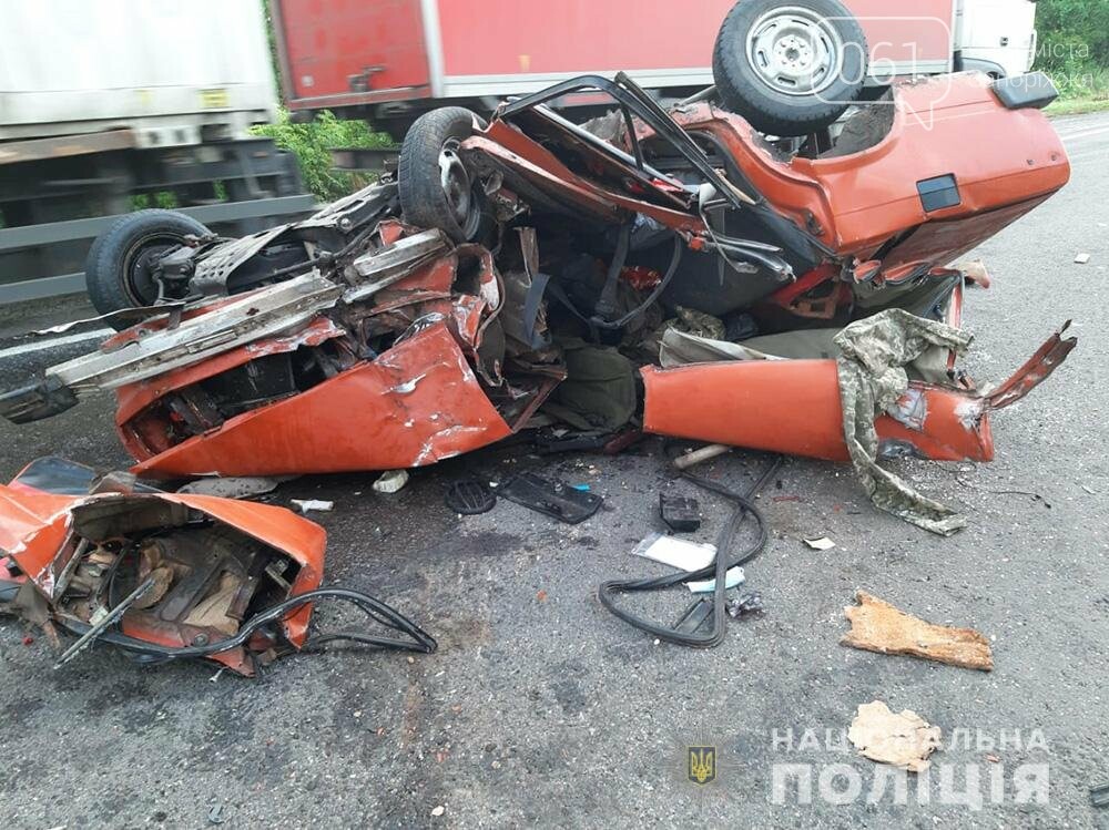 dtp2 60ceef9fa4141 - В Запорожской области ВАЗ врезался в застрявший в грязи грузовик - один человек погиб