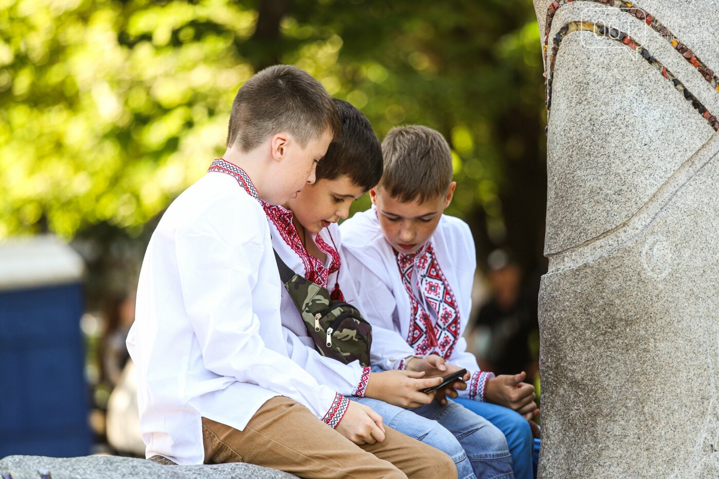Флаги и праздничное шествие: как в Запорожье отметили День Конституции, - ФОТОРЕПОРТАЖ , фото-17