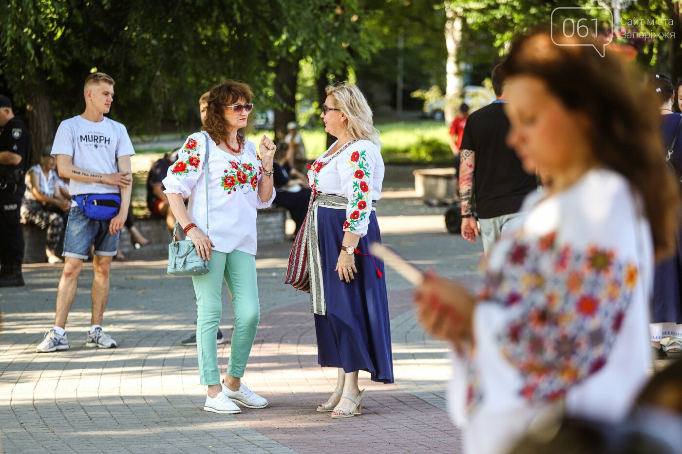 Флаги и праздничное шествие: как в Запорожье отметили День Конституции, - ФОТОРЕПОРТАЖ , фото-19